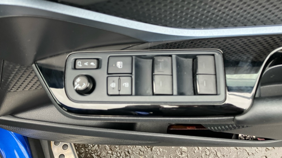 Toyota C-HR 1.8 Hybrid Design 5dr CVT Hybrid Hatchback - Image 31