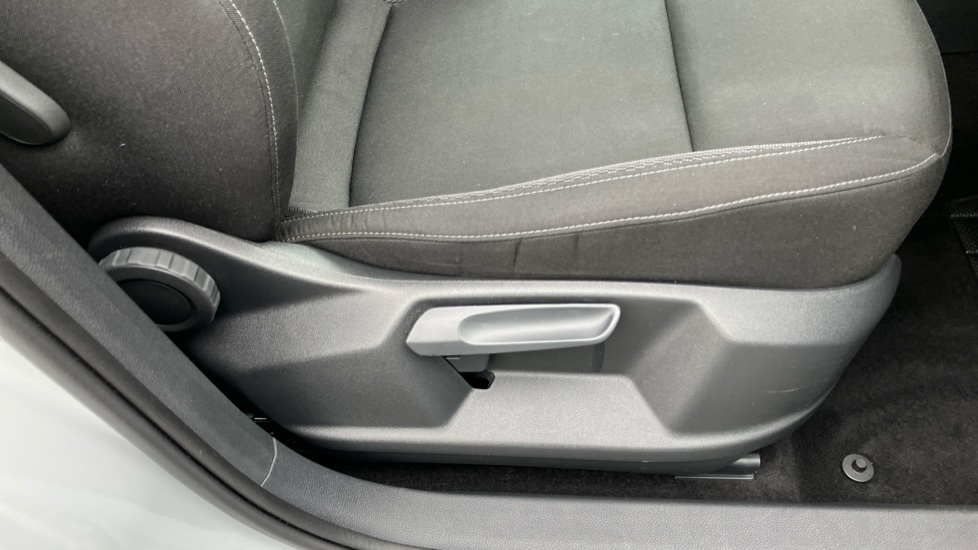 Skoda Karoq 1.5 TSI SE Drive 5dr DSG Petrol Estate - Image 30