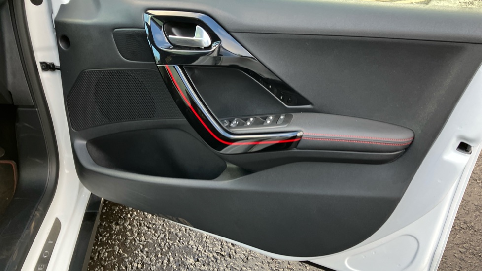 Peugeot 2008 1.2 PureTech 110 GT Line 5dr Petrol Estate - Image 31