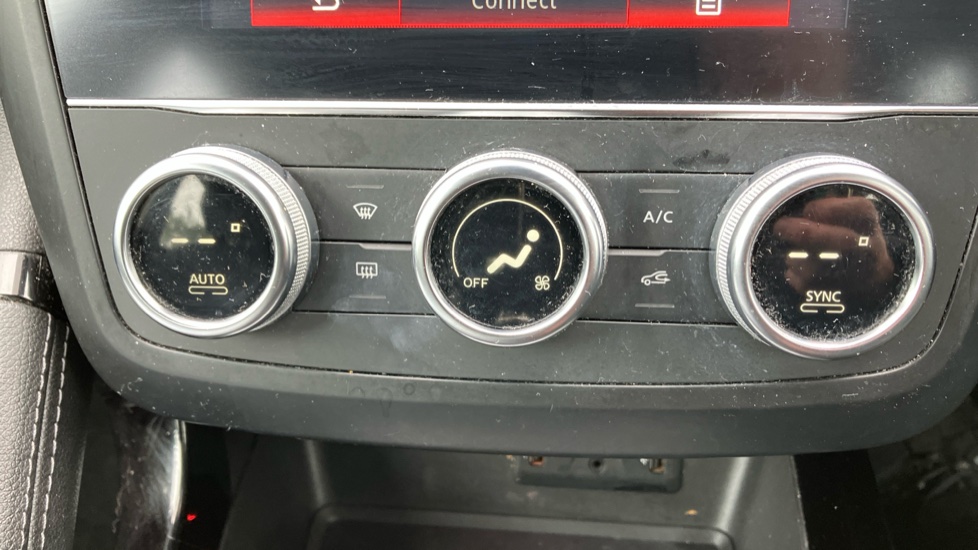 Renault Kadjar 1.3 TCE Iconic 5dr Petrol Hatchback - Image 36