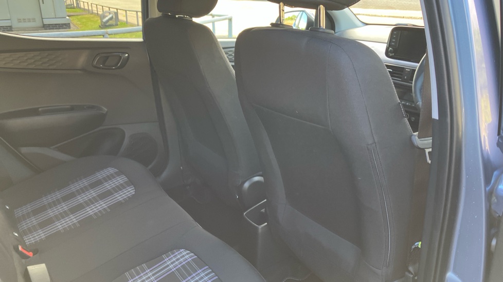 Hyundai i10 1.2 [79] Premium 5dr Auto [Nav] Petrol Hatchback - Image 33