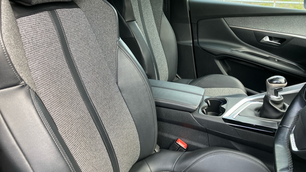 Peugeot 3008 1.2 PureTech Allure 5dr Petrol Estate - Image 25