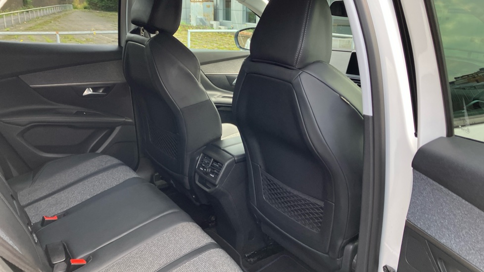 Peugeot 3008 1.2 PureTech Allure 5dr Petrol Estate - Image 29