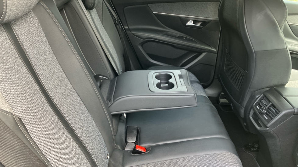 Peugeot 3008 1.2 PureTech Allure 5dr Petrol Estate - Image 31