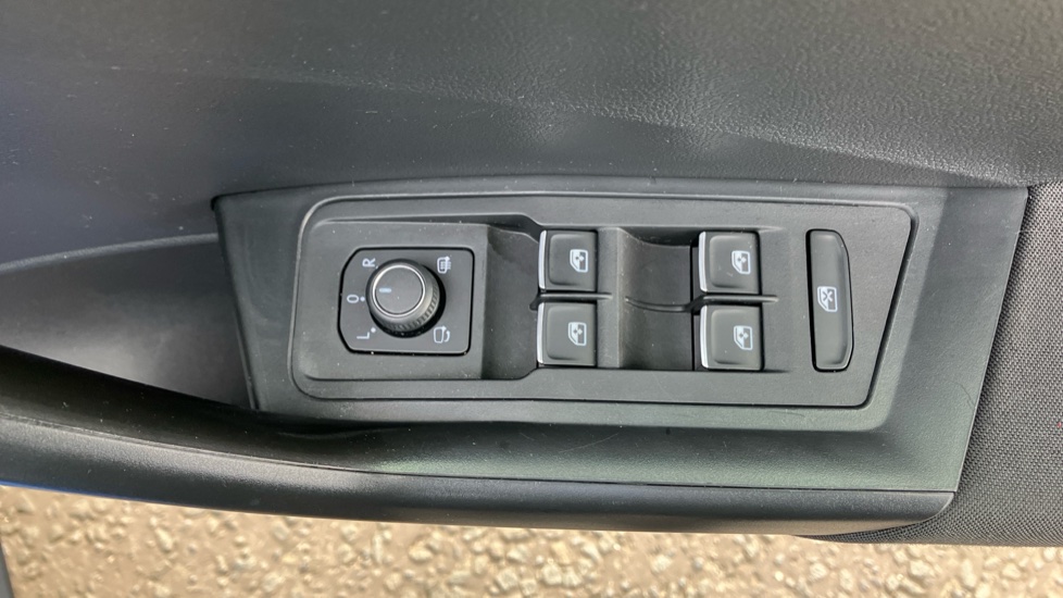 Volkswagen T-Roc 1.5 TSI EVO SE 5dr Petrol Hatchback - Image 29