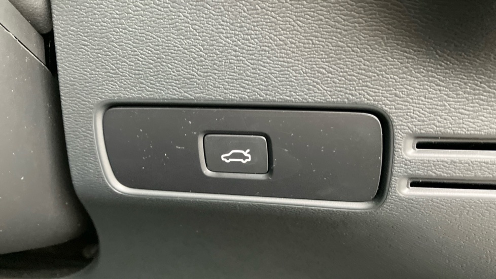 Volvo XC40 2.0 B3P Core 5dr Auto Petrol Estate - Image 43