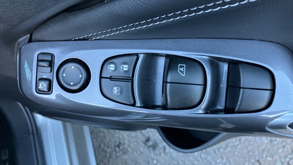 Nissan Juke 1.6 Hybrid Tekna 5dr Auto Hybrid Hatchback - Image 31