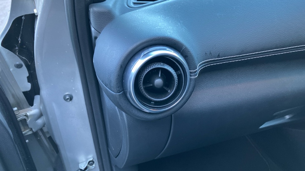 Nissan Juke 1.6 Hybrid Tekna 5dr Auto Hybrid Hatchback - Image 39