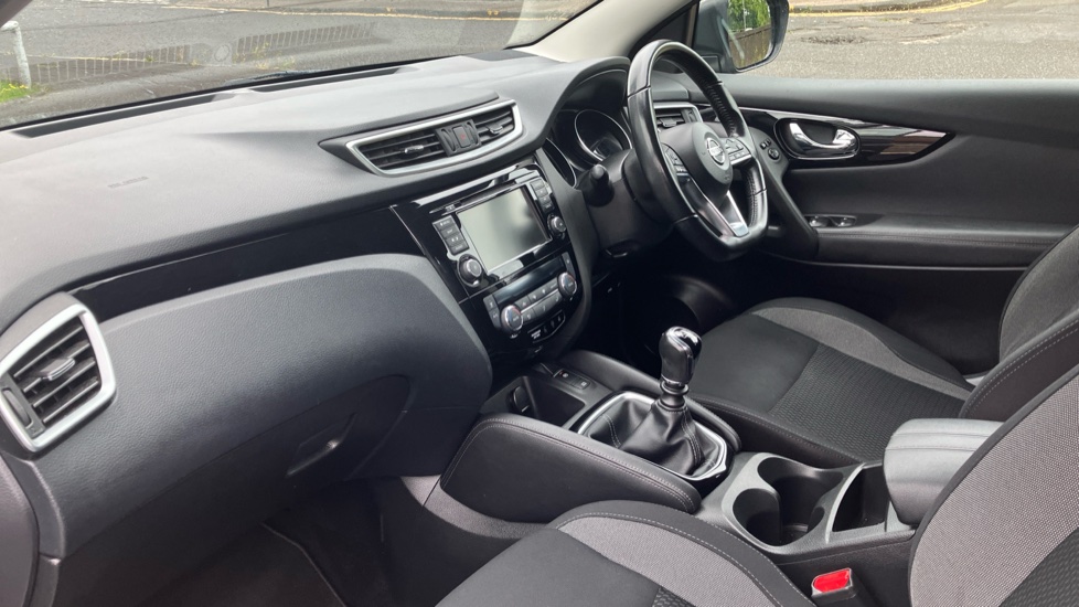 Nissan Qashqai 1.3 DiG-T Acenta Premium 5dr Petrol Hatchback - Image 9
