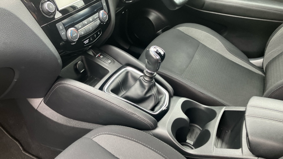 Nissan Qashqai 1.3 DiG-T Acenta Premium 5dr Petrol Hatchback - Image 13