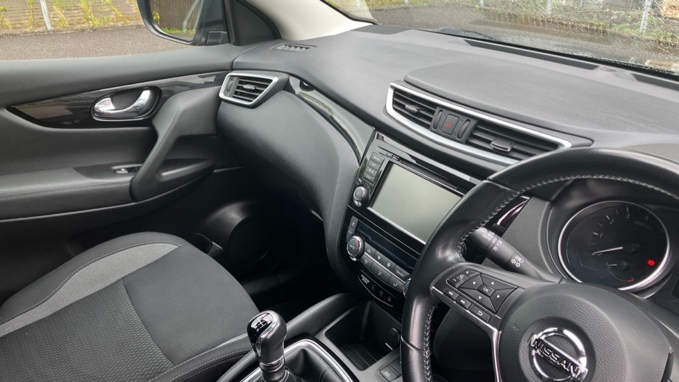 Nissan Qashqai 1.3 DiG-T Acenta Premium 5dr Petrol Hatchback - Image 14