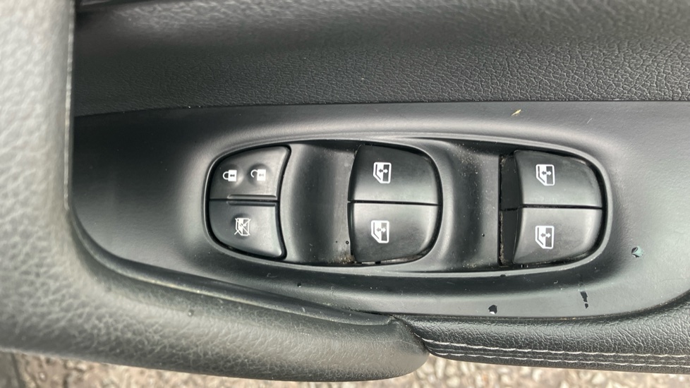 Nissan Qashqai 1.3 DiG-T Acenta Premium 5dr Petrol Hatchback - Image 29