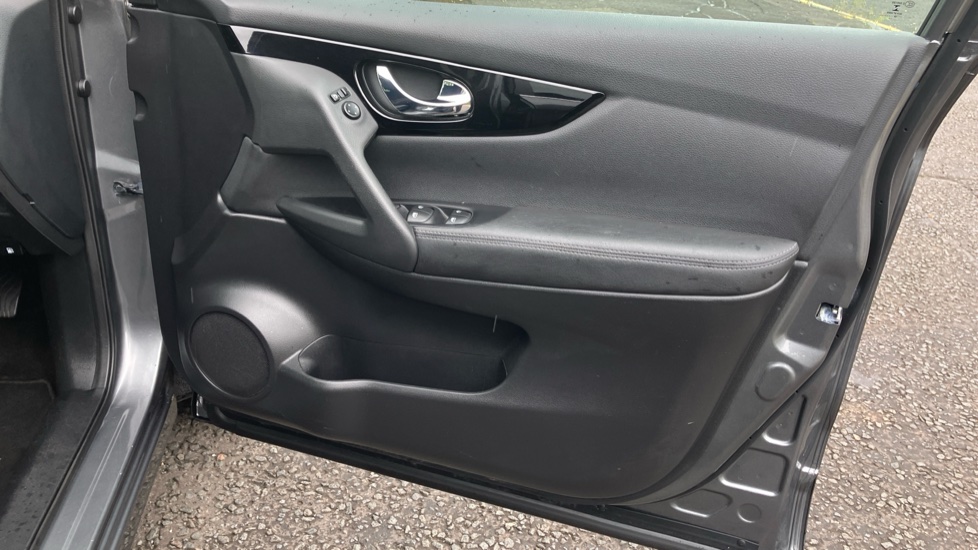 Nissan Qashqai 1.3 DiG-T Acenta Premium 5dr Petrol Hatchback - Image 30