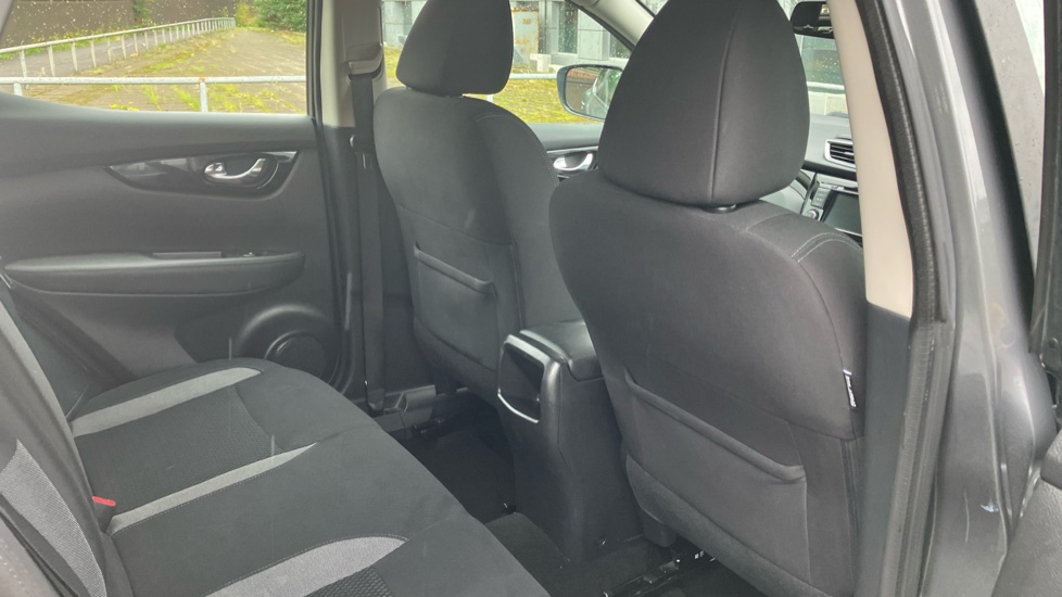 Nissan Qashqai 1.3 DiG-T Acenta Premium 5dr Petrol Hatchback - Image 31