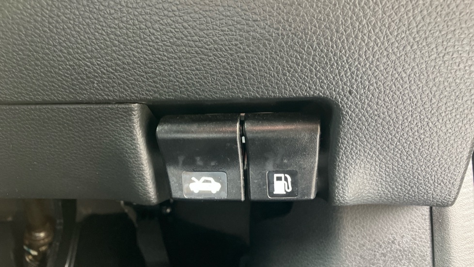 Nissan Qashqai 1.3 DiG-T Acenta Premium 5dr Petrol Hatchback - Image 40