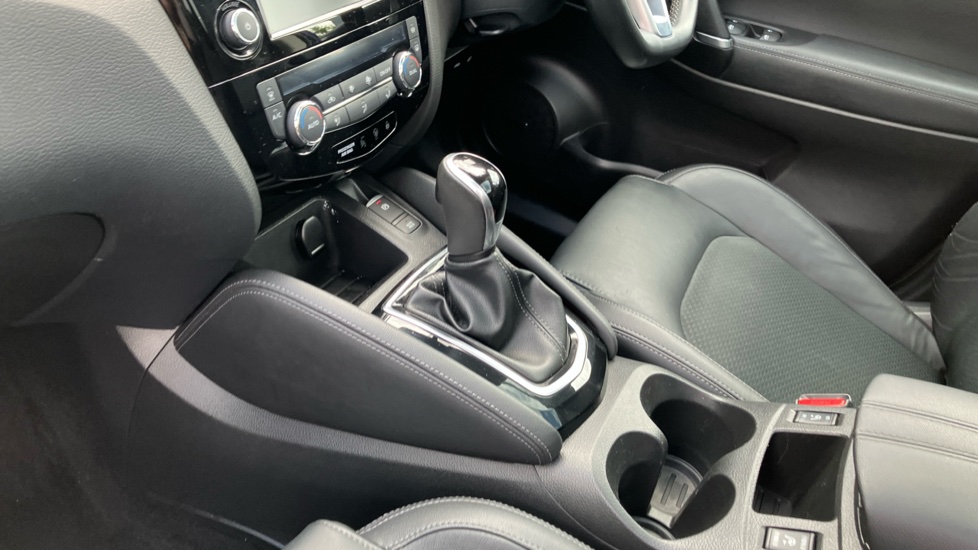 Nissan Qashqai 1.3 DiG-T 160 Tekna 5dr DCT Petrol Hatchback - Image 13