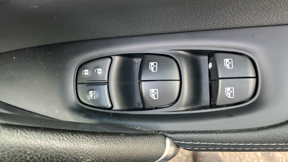 Nissan Qashqai 1.3 DiG-T 160 Tekna 5dr DCT Petrol Hatchback - Image 30