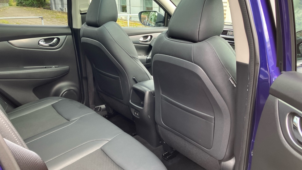 Nissan Qashqai 1.3 DiG-T 160 Tekna 5dr DCT Petrol Hatchback - Image 32