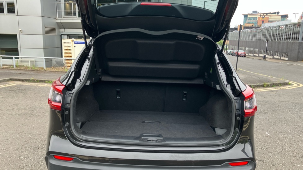 Nissan Qashqai 1.3 DiG-T N-Motion 5dr Petrol Hatchback - Image 4