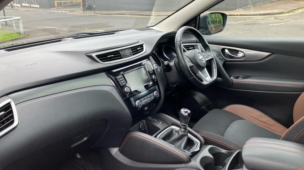 Nissan Qashqai 1.3 DiG-T N-Motion 5dr Petrol Hatchback - Image 9