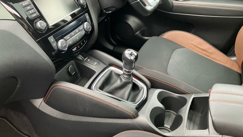 Nissan Qashqai 1.3 DiG-T N-Motion 5dr Petrol Hatchback - Image 13
