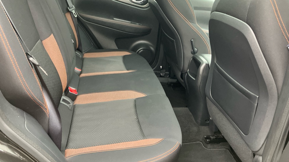 Nissan Qashqai 1.3 DiG-T N-Motion 5dr Petrol Hatchback - Image 16