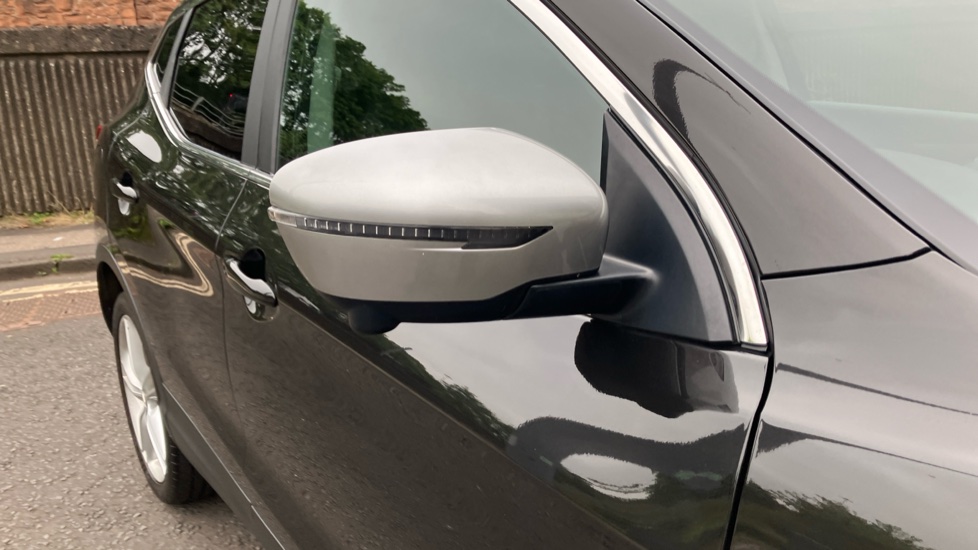 Nissan Qashqai 1.3 DiG-T N-Motion 5dr Petrol Hatchback - Image 22