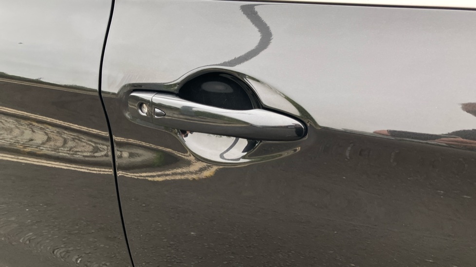Nissan Qashqai 1.3 DiG-T N-Motion 5dr Petrol Hatchback - Image 23