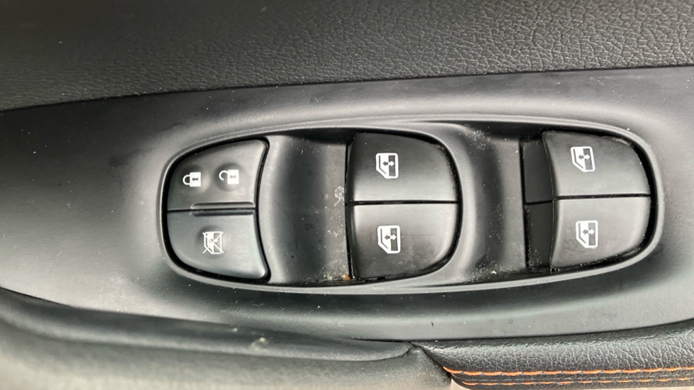 Nissan Qashqai 1.3 DiG-T N-Motion 5dr Petrol Hatchback - Image 29