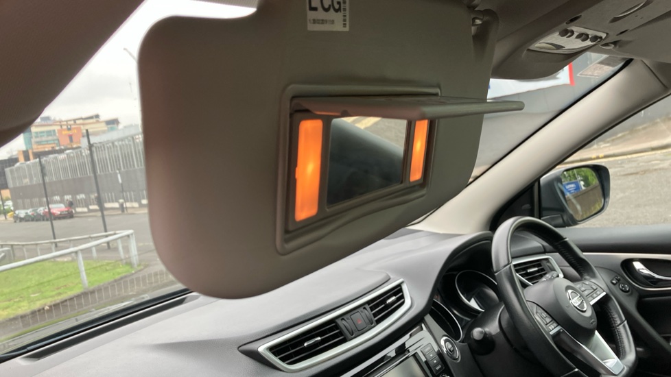Nissan Qashqai 1.3 DiG-T N-Motion 5dr Petrol Hatchback - Image 38