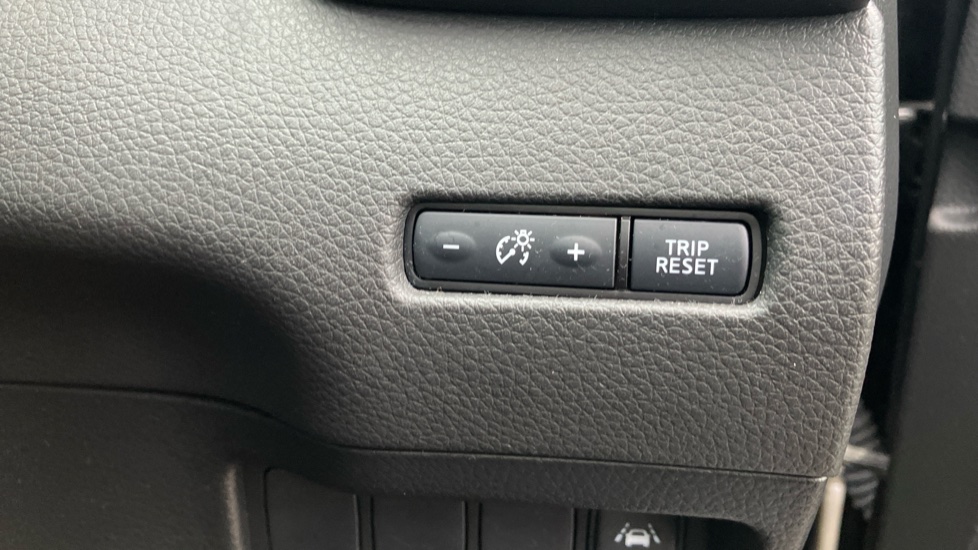 Nissan Qashqai 1.3 DiG-T N-Motion 5dr Petrol Hatchback - Image 39