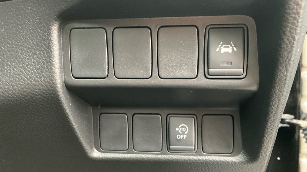 Nissan Qashqai 1.3 DiG-T N-Motion 5dr Petrol Hatchback - Image 40