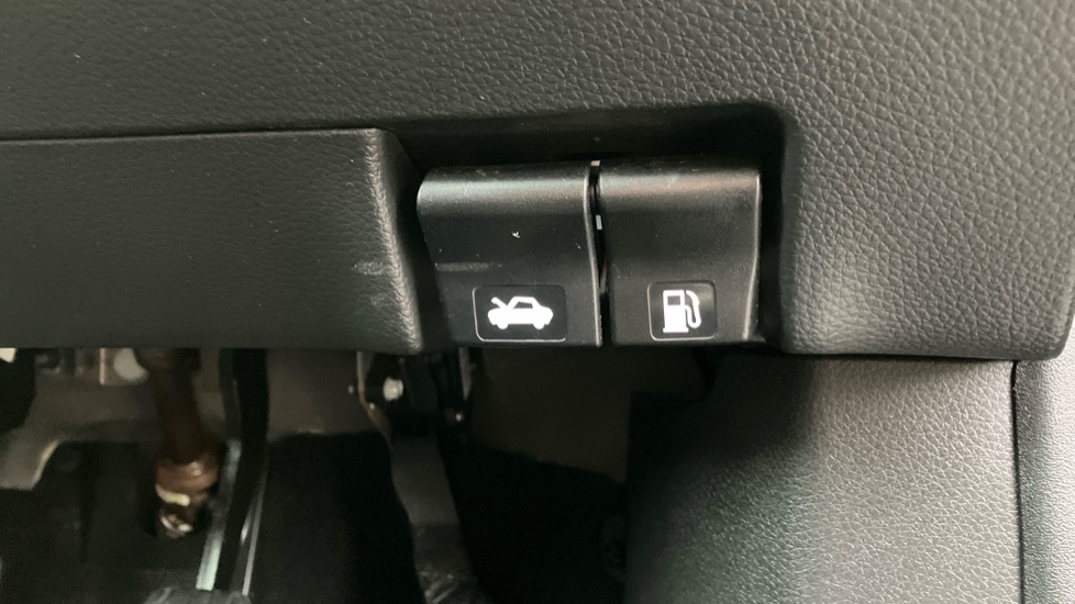 Nissan Qashqai 1.3 DiG-T N-Motion 5dr Petrol Hatchback - Image 41