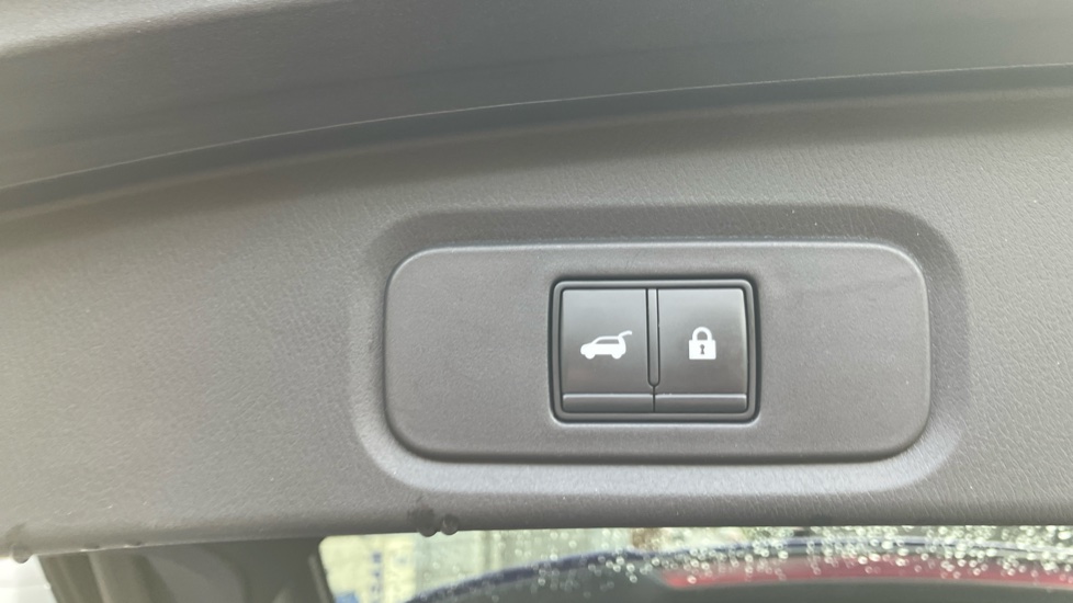 Nissan Qashqai 1.3 DiG-T MH Tekna 5dr Petrol Hatchback - Image 39