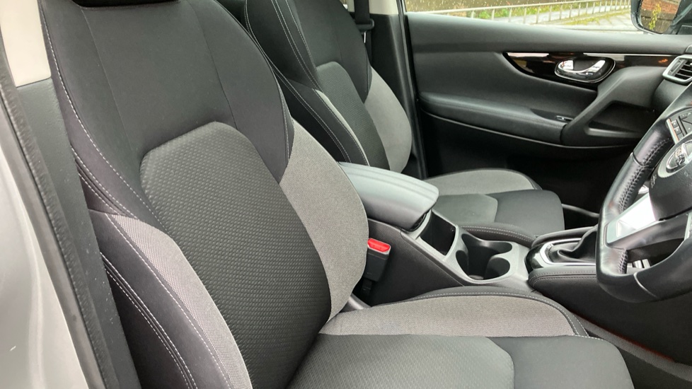 Nissan Qashqai 1.3 DiG-T 160 N-Connecta 5dr DCT [Glass Roof Pack] Petrol Hatchback - Image 27