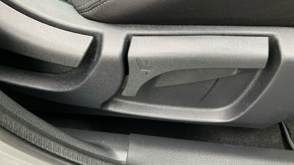 Nissan Qashqai 1.3 DiG-T 160 N-Connecta 5dr DCT [Glass Roof Pack] Petrol Hatchback - Image 28