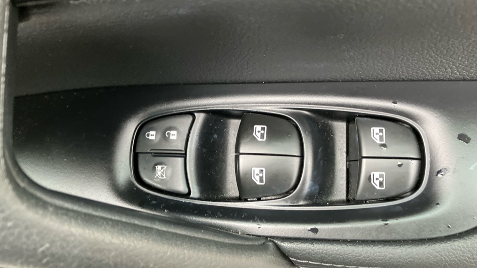 Nissan Qashqai 1.3 DiG-T 160 N-Connecta 5dr DCT [Glass Roof Pack] Petrol Hatchback - Image 30