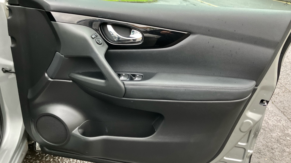 Nissan Qashqai 1.3 DiG-T 160 N-Connecta 5dr DCT [Glass Roof Pack] Petrol Hatchback - Image 31