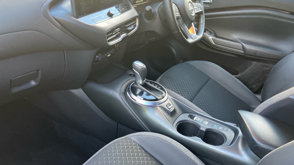 Nissan Juke 1.6 Hybrid N-Connecta 5dr Auto Hybrid Hatchback - Image 13