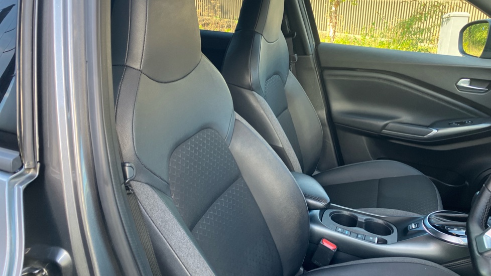 Nissan Juke 1.6 Hybrid N-Connecta 5dr Auto Hybrid Hatchback - Image 28