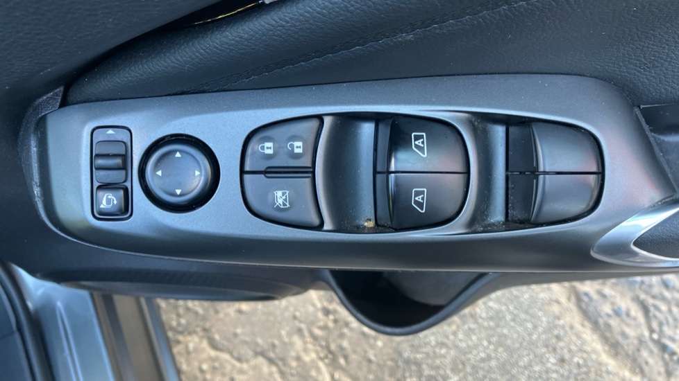Nissan Juke 1.6 Hybrid N-Connecta 5dr Auto Hybrid Hatchback - Image 30