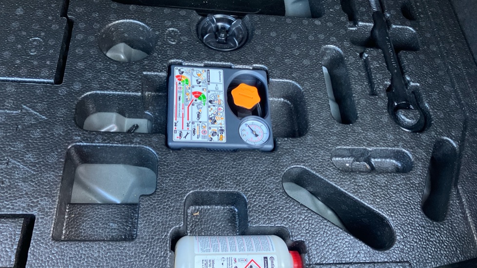 Nissan Juke 1.6 Hybrid N-Connecta 5dr Auto Hybrid Hatchback - Image 37