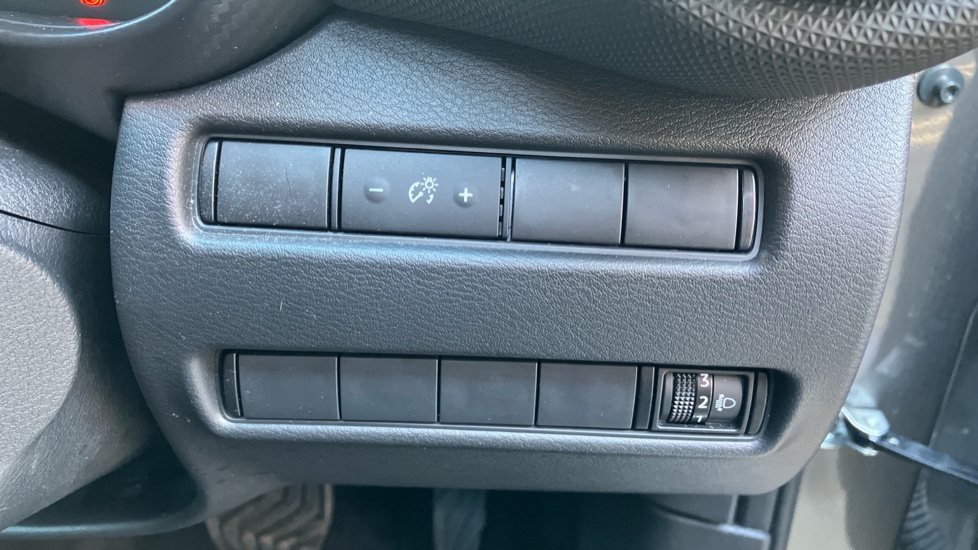 Nissan Juke 1.6 Hybrid N-Connecta 5dr Auto Hybrid Hatchback - Image 41