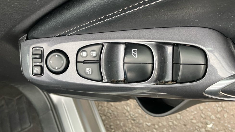 Nissan Juke 1.0 DiG-T 114 N-Connecta 5dr DCT Petrol Hatchback - Image 29