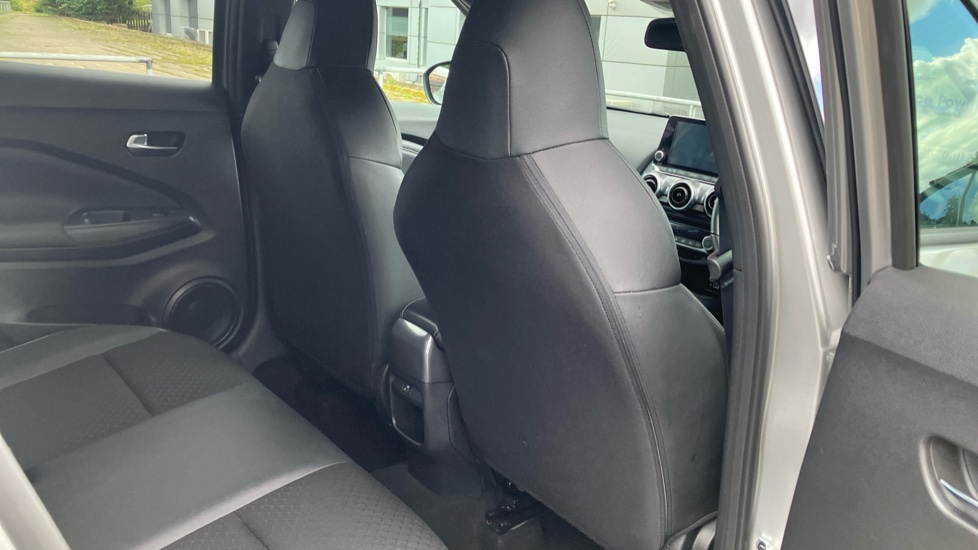 Nissan Juke 1.0 DiG-T 114 N-Connecta 5dr DCT Petrol Hatchback - Image 31