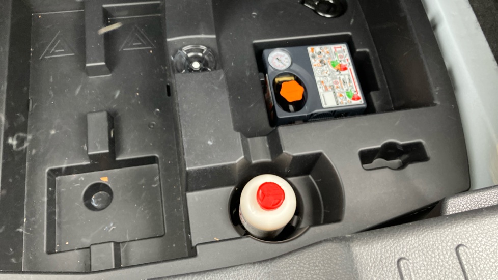 Nissan Juke 1.0 DiG-T 114 N-Connecta 5dr DCT Petrol Hatchback - Image 36