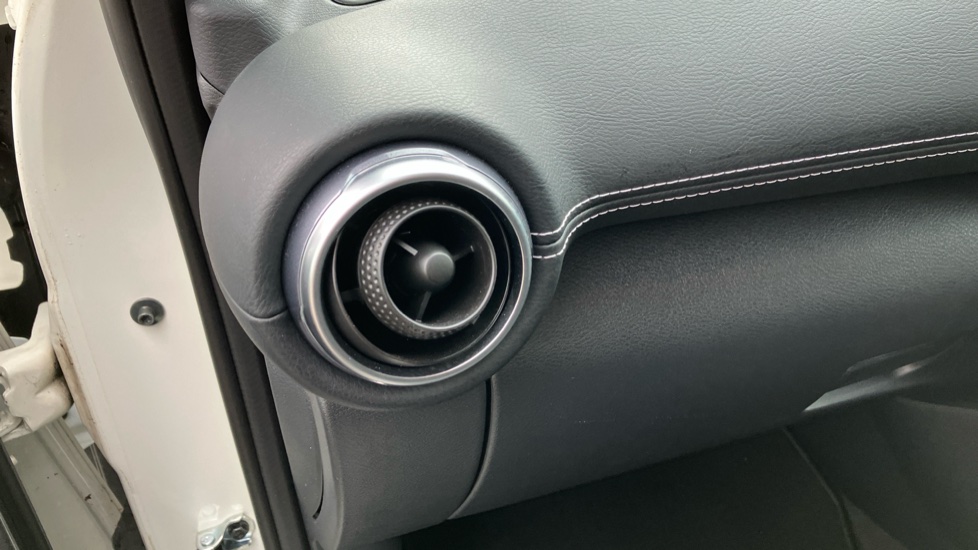 Nissan Juke 1.0 DiG-T 114 N-Connecta 5dr DCT Petrol Hatchback - Image 37