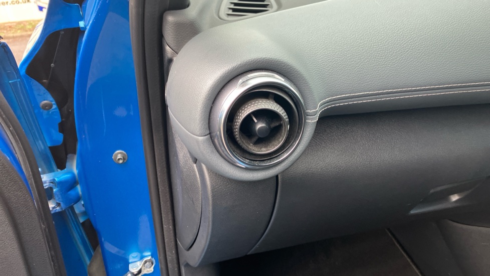 Nissan Juke 1.0 DiG-T Tekna 5dr Petrol Hatchback - Image 37