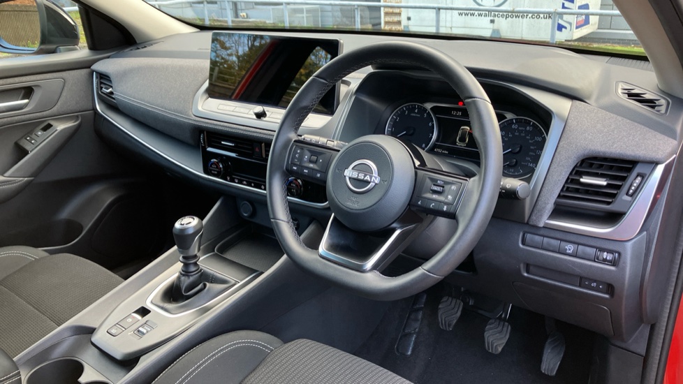 Nissan Qashqai 1.3 DiG-T MH Acenta Premium 5dr Petrol Hatchback - Image 11