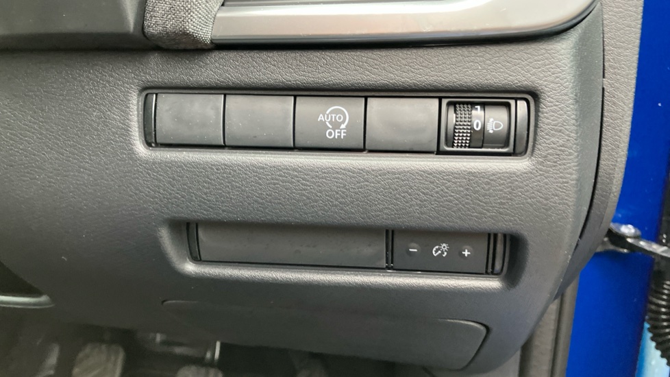 Nissan Qashqai 1.3 DiG-T MH Acenta Premium 5dr Petrol Hatchback - Image 37
